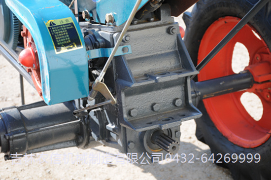 NX181型四驅(qu)手扶拖拉(lā)機